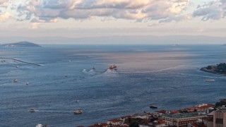 İstanbul Boğazında arızalanan gemi Ahırkapıya demirlendi