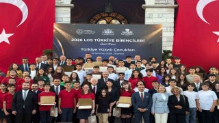 İstanbul Valisi Gül, LGSde tam puan alan öğrencilerle bir araya geldi