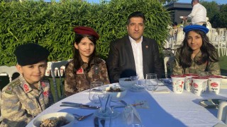 İstanbul Valisi Gül: Sokakta birbirine benzemeyen, birbiri gibi düşünmeyen, birbiri gibi giyinmeyen herkesin bu darbecilere karşı durduğunu gördük