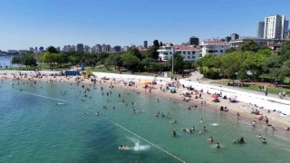İstanbul'da sıcak hava sahillere akın ettirdi: Caddebostanda deniz keyfi dronla görüntülendi