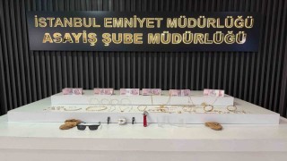 İstanbulda suç makinesi kadınların üzerinden 1 milyonluk ziynet eşyası çıktı, takside yakalandılar
