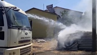 İstiflenen plastik pencereler alev aldı