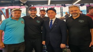 Japonya Savunma Bakan Koizumi Eminönünde balık ekmek yedi