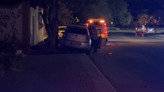 Kadın sürücü gaz ile frenin yerini karıştırdı, otomobil kaldırıma çıkıp ağaca çarptı