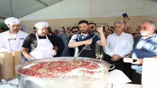Kağıthanede 50 bin kişiye aşure dağıtıldı