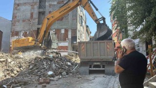 Kağıthanede kontrolsüz yıkım: Molozlar çevredeki binalara hasar verdi