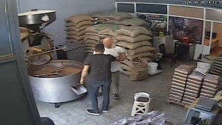 Kahve borcu yüzünden toptancıyı iş yerinde darbetti