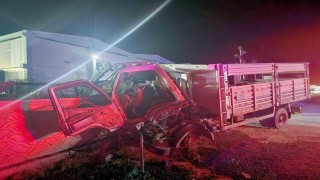 Kamyon önce traktöre sonra duvara çarptı: 1 ölü, 3 yaralı
