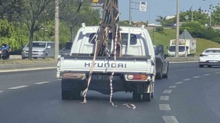 Kamyondan sarkan şeritler trafiği tehlikeye attı