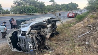Kamyonet devrildi sürücü yaralı kurtuldu