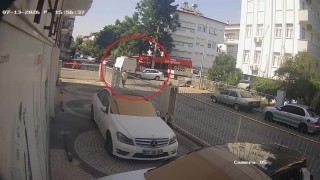 Kamyonet ile otomobil kavşakta çarpıştı, vatandaşlar sürekli kaza oluyor diyerek önlem alınmasını istedi