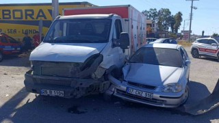 Kamyonet ile otomobilin çarpışma anı kamerada: 2 yaralı