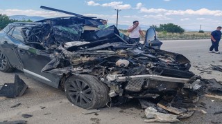 Kamyonete çarpan otomobil hurdaya döndü: 1 yaralı
