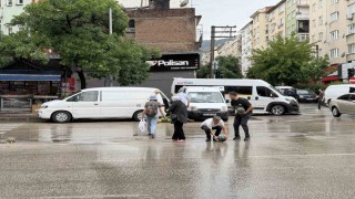 Kamyonetin arka kapağı açılınca karpuzlar yola saçıldı