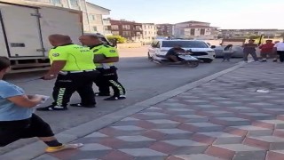 Kamyonetini tamir etmek isterken altında kalıp yaralandı