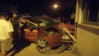Kapaklıda alkollü sürücü bina duvarına çarptı: 2 yaralı