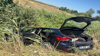 Karacabeyde otomobil sulama kanalına devrildi: 6 yaralı