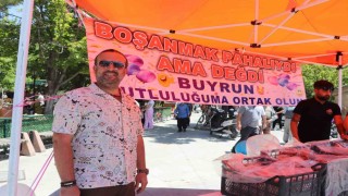 Karamanda 11 yıllık evliliği sona eren gurbetçi, lokma dağıtarak boşanmasını kutladı