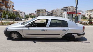 Karamanda dubaya çarpan otomobilin tekeri ile egzozu koptu: Kaza anı kamerada
