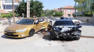 Karamanda iki otomobilin çarpıştığı kazada 3 kişi yaralandı: Kaza anı kameraya yansıdı