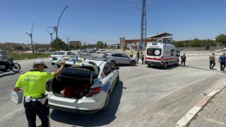 Karamanda otomobille çarpışan motosikletin sürücüsü yaralandı
