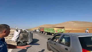 Karamanda traktörün römorkuna çarpan otomobil devrildi: 1 yaralı