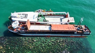 Karasuda karaya oturan gemiyi kurtarma çalışmalarına başlandı