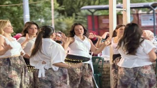 Karayenicede şalvarlar giyildi, meydan şenlendi
