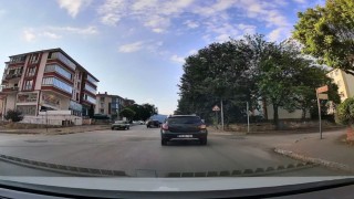Karşı yönden gelen araçlara rağmen sollama yapan sürücü kamerada