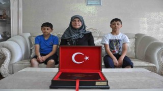Karsta duygulandıran bayrak sevgisi: Aynı aileden iki kuşak, 7 yıl arayla valilik önünde Türk bayrağını öptü