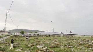 Karsta köy çocuklarının uçurtma sevinci