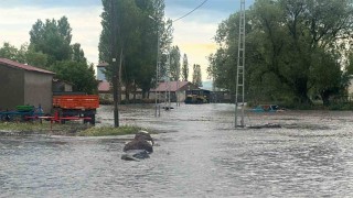 Karsta selin ortasında mahsur kalan yaşlı çift kurtarıldı