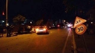 Kavşakta feci kaza: 3 otomobil hurdaya döndü, 7 kişi yaralandı