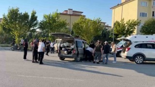 Kavşakta kamyonet ile hafif ticari araç çarpıştı: 1i ağır 3 yaralı