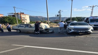 Kavşakta meydana gelen kazada yolcu yaralandı