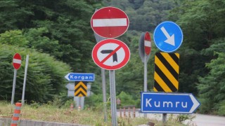 Kavşaktaki 29 tabela sürücülerin kafasını karıştırıyor