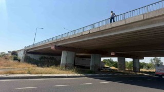 Kavşakteki üst geçit korkuluklarına çıkan şahıs sebebi ile Eskişehir- Afyonkarahisar yolu trafiğe kapandı