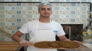 Kavurucu sıcaklarda ocak başında 800 lahmacun pişiriyor