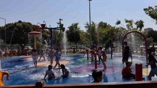 Kavurucu sıcakta çocuklar su oyun parkına akın etti