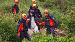 Kayalık alanda mahsur kalan genç, AFADın 2 saatlik operasyonuyla kurtarıldı