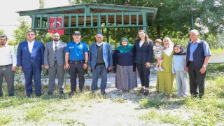 Kaymakam Fatma Turhan Keserden şehit kabrine ziyaret