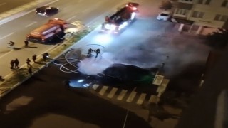 Kayseride alev alan elektrikli araç bomba gibi patladı... O anlar kamerada