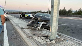 Kayseride otomobil aydınlatma direğine çarptı: 1 yaralı