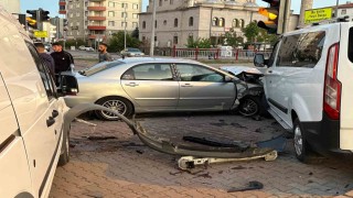 Kayseri'de otomobil park halindeki 2 araca çarptı