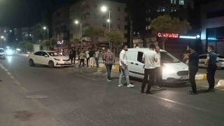 Kaza yapan araçlar polis memurunu ezdi