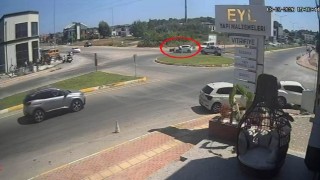 Kaza yapan motosiklet sürücüsü sinirini otomobilin camından çıkardı