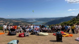 Kazada hayatını kaybeden paraşüt pilotu Bayram Kurt gökyüzünde anıldı