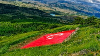Kelkit Vadisinin simgesi dev Türk bayrağı yenilendi