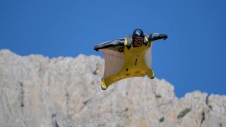 Kemaliyede wingsuit sporcularından nefes kesen atlayışlar