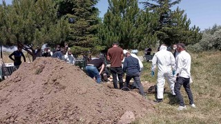 Kene tutunması sonucu ölen Dursun Almamış, KKKA tedbirleri alınarak defnedildi